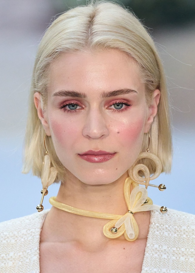 رسمات المكياج الزهري القوي والهندسي من دار Paul Costelloe