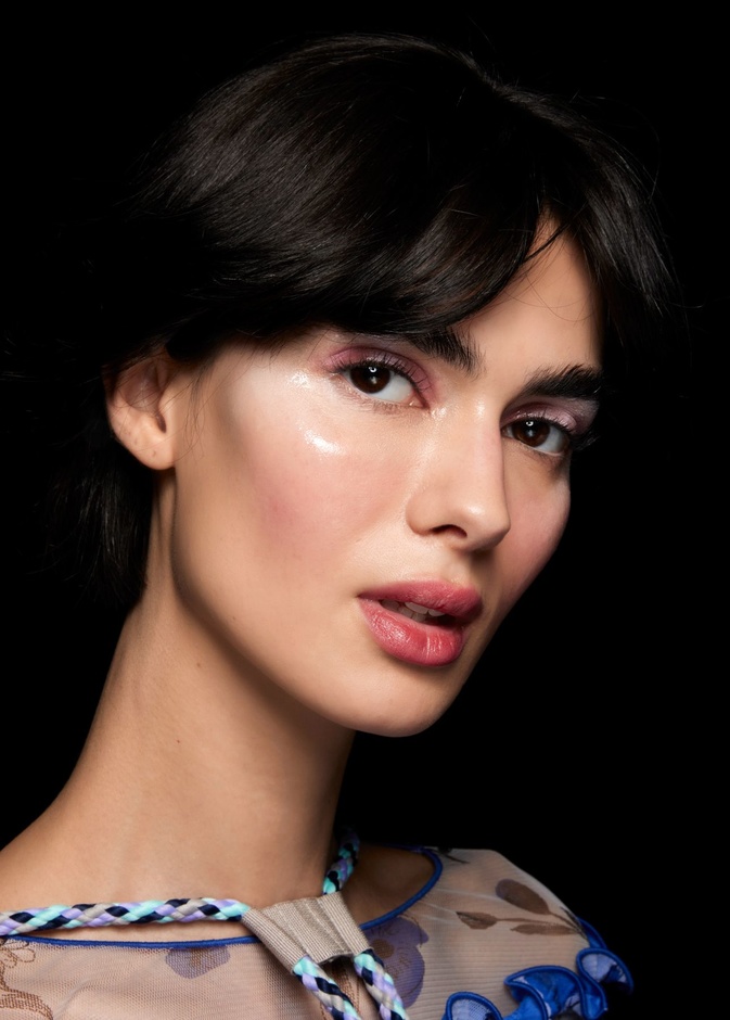 طرق وفنون طبيعية في إخفاء حجم الأنف... هل يمكنها تحسين مظهر وجهك أيضاً؟