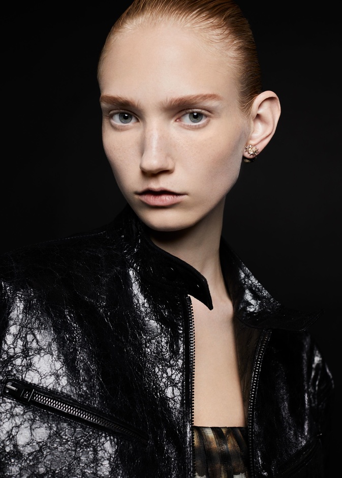 كواليس عرض ديور Dior لربيع وصيف 2024 في باريس ومستحضرات جمالية تبرز جاذبية جمالك