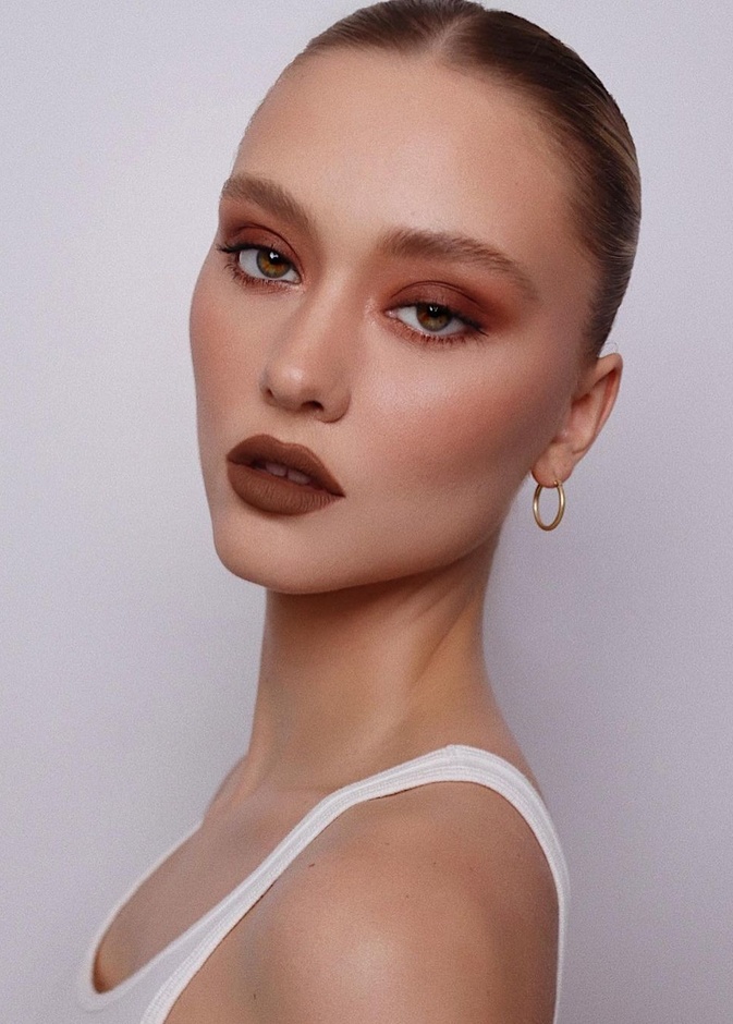 اكتشفي خطوات مكياج المونوكروم لإطلالة عصرية وحيوية تبهر الجميع.