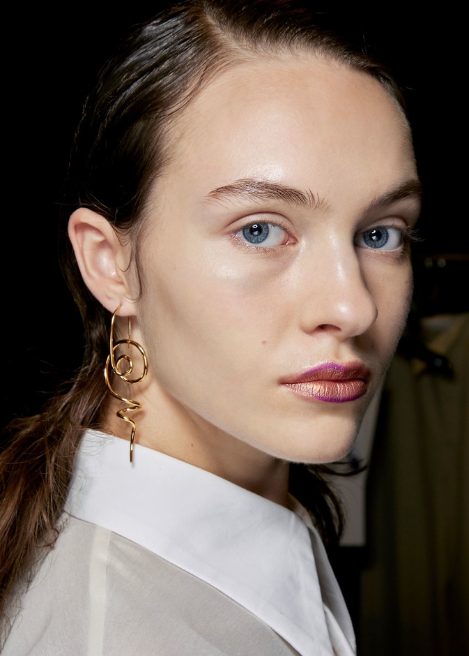 ما هو ماء ميسيلار وأبرز فوائده لبشرة نضرة بعد إزالة المكياج