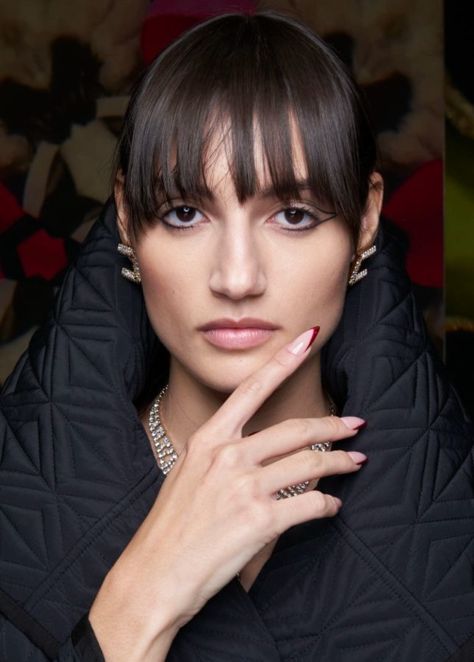 لون الأظافر الكرزي الداكن بأسلوب الفرانش من دار Elisabetta Franchi