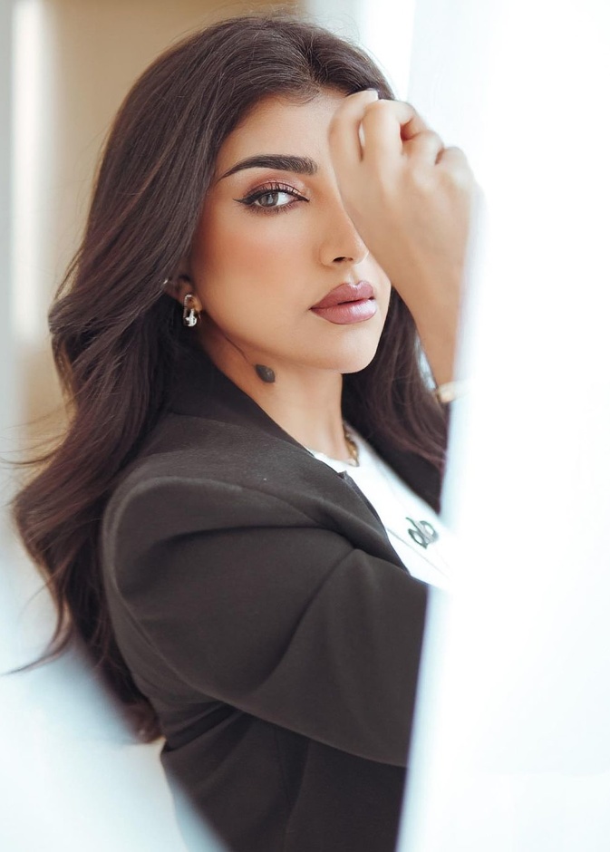 تعلّمي من بثينّة الرئيسي خطوات ضفيرة فرنسية لخريف 2023 واكتشفي أسرار شعرها الصحي..شاهدي الفيديو