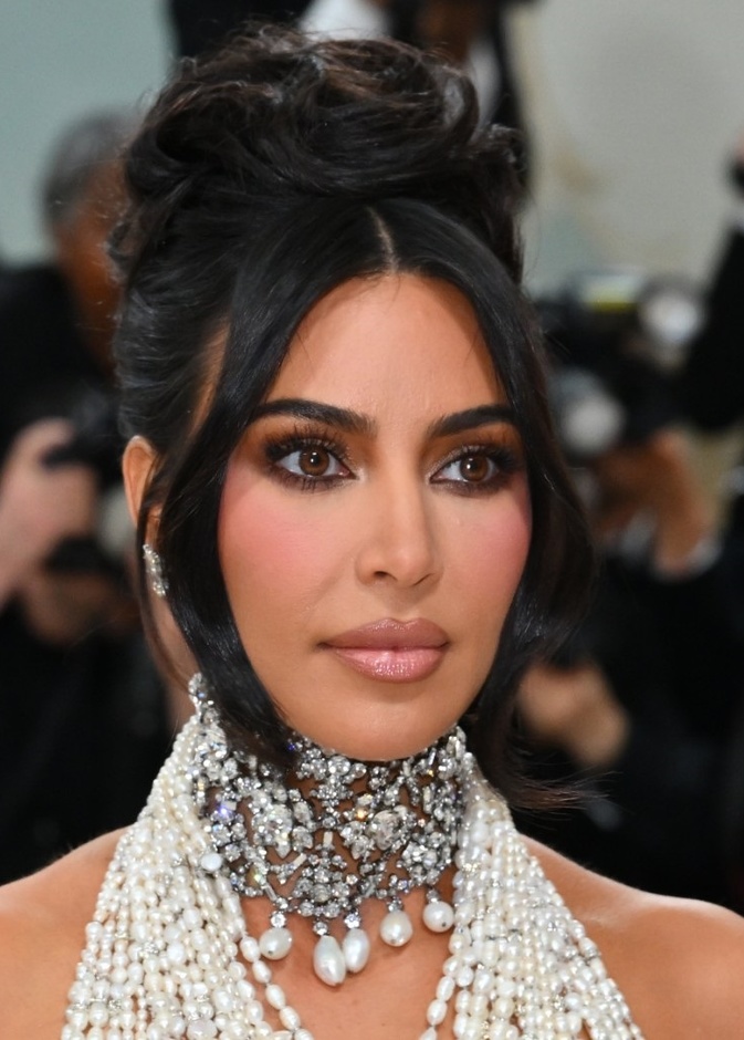 تسريحات شعر كيم كارداشيان وعائلتها الأكثر شهرة على الاطلاق.. إليك نصائح خبراء صالون توب وان لتطبيقها 