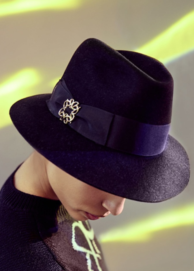القبعة التي ستضيف لمسة ساحرة إلى تصاميمك الخريفية من توقيع Borsalino x Elie Saab