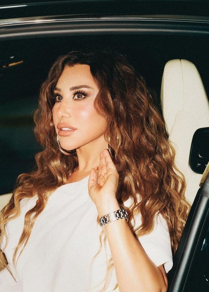 نجوى كرم بتغيير جمالي لافت في وجهها بدت فيه أكثر شبابا وهذا ما فعلته