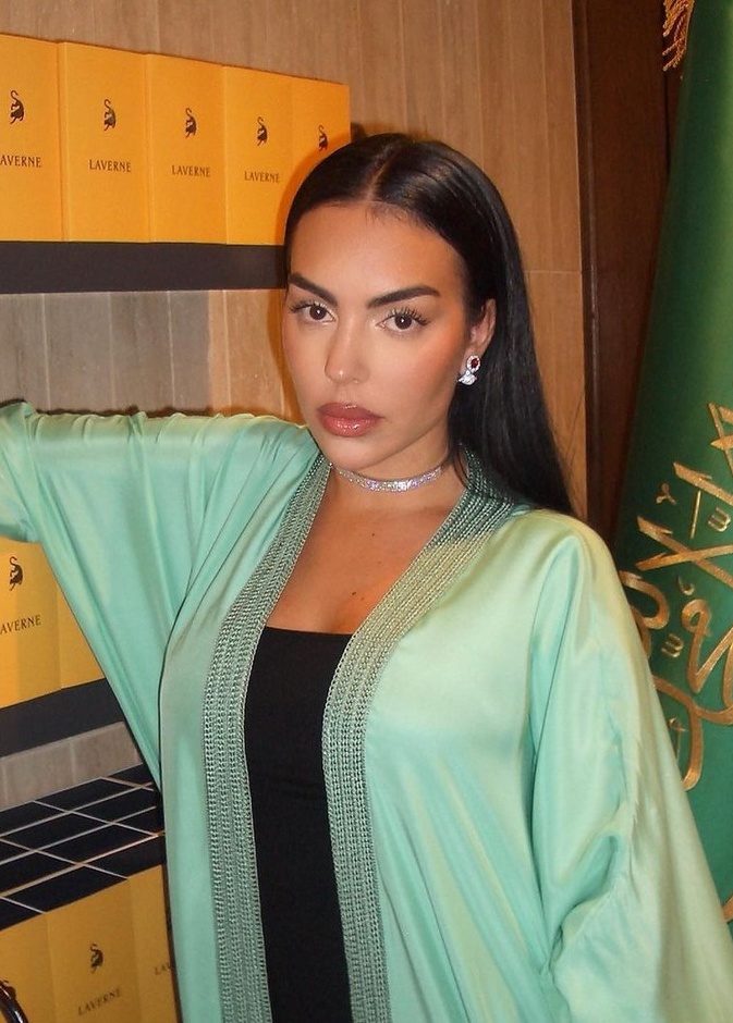 إطلالات جمالية جذابة تتوج إطلالات النجمات احتفالاً باليوم الوطني السعودي