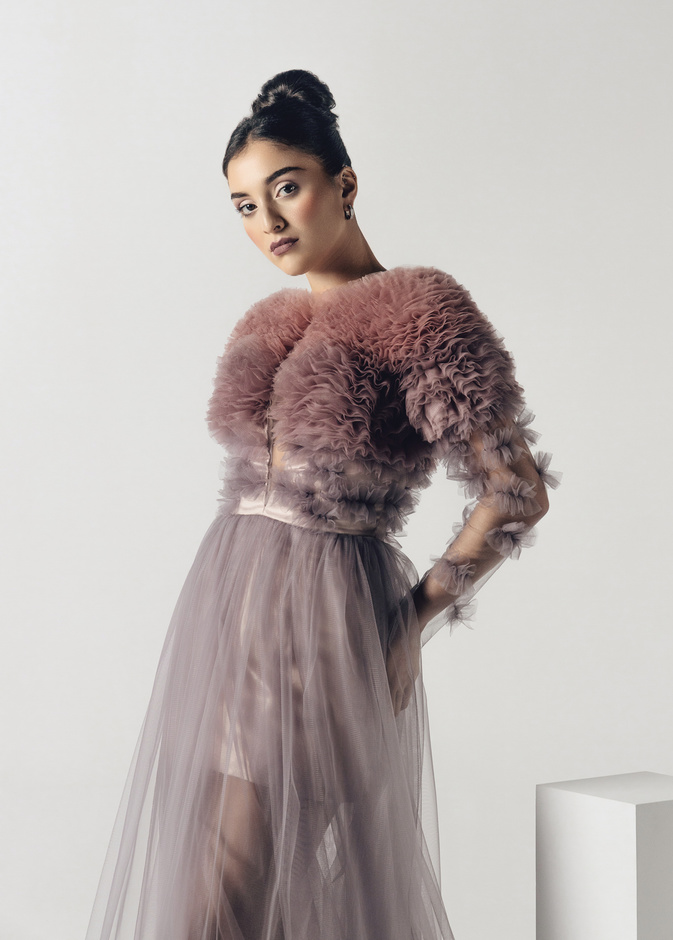 "هي" تحتفي بالوجوه الجديدة للأزياء السعودية