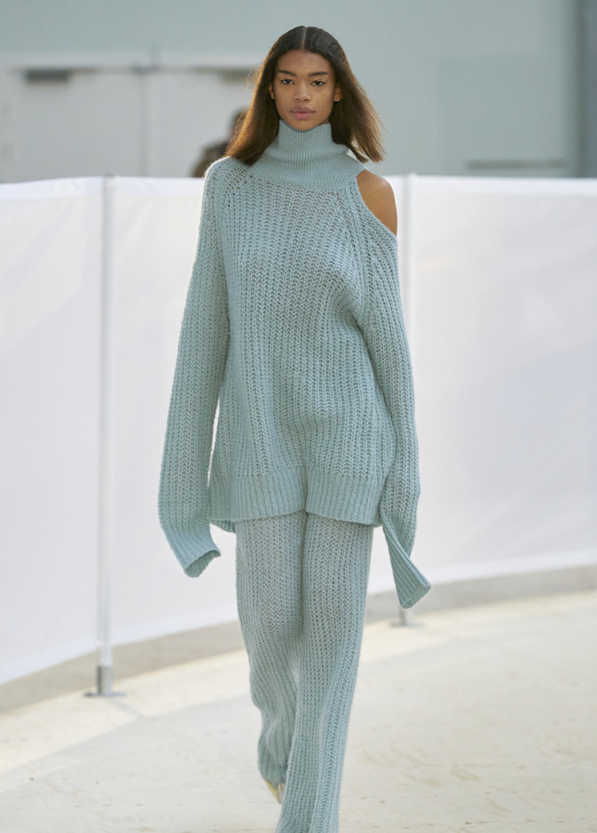 الصوف يتصدّر موضة الكنزات الفضفاضة