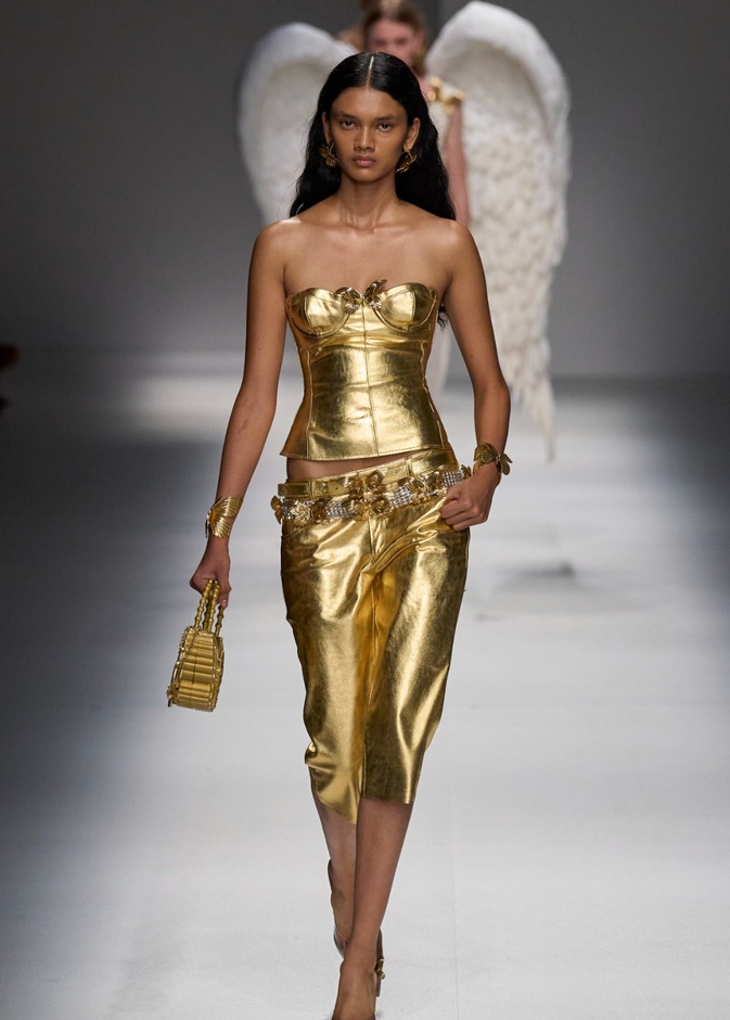 مجموعة BLUMARINE لربيع وصيف 2024