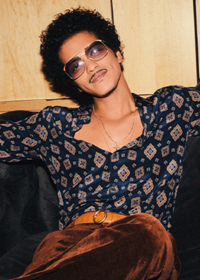 برونو مارس يحيي أولى الحفلات الموسيقية في تقويم فعاليات لحظات العلا الجديد