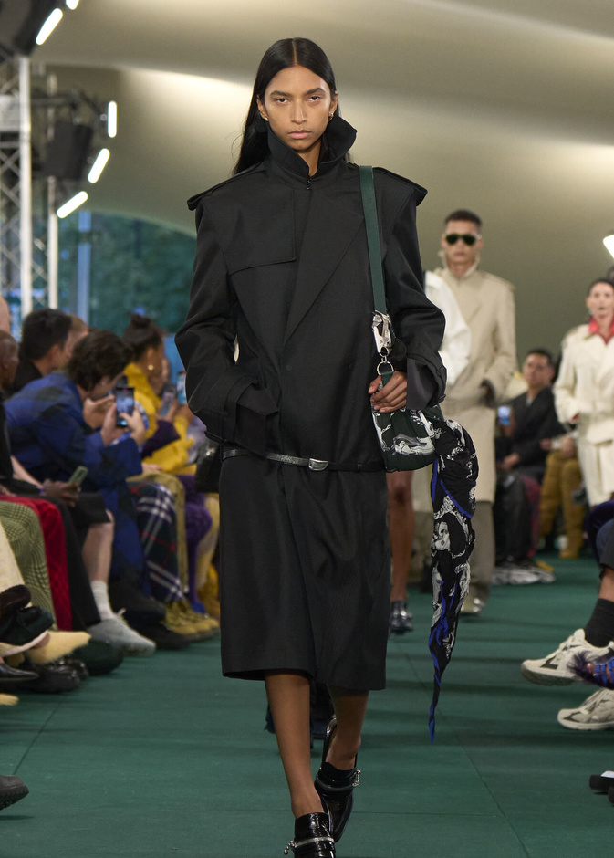 Daniel Lee يقدّم طبعات جديدة متشابكة ولون جديد لدار BURBERRY 