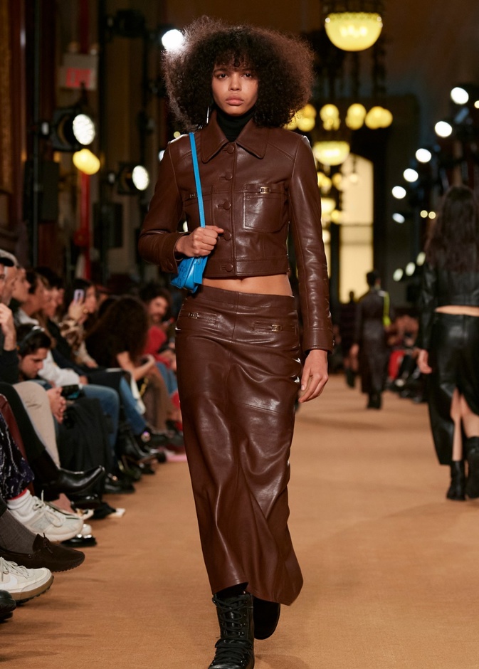 السترة القصيرة تعود بقوّة على منصات عروض الأزياء