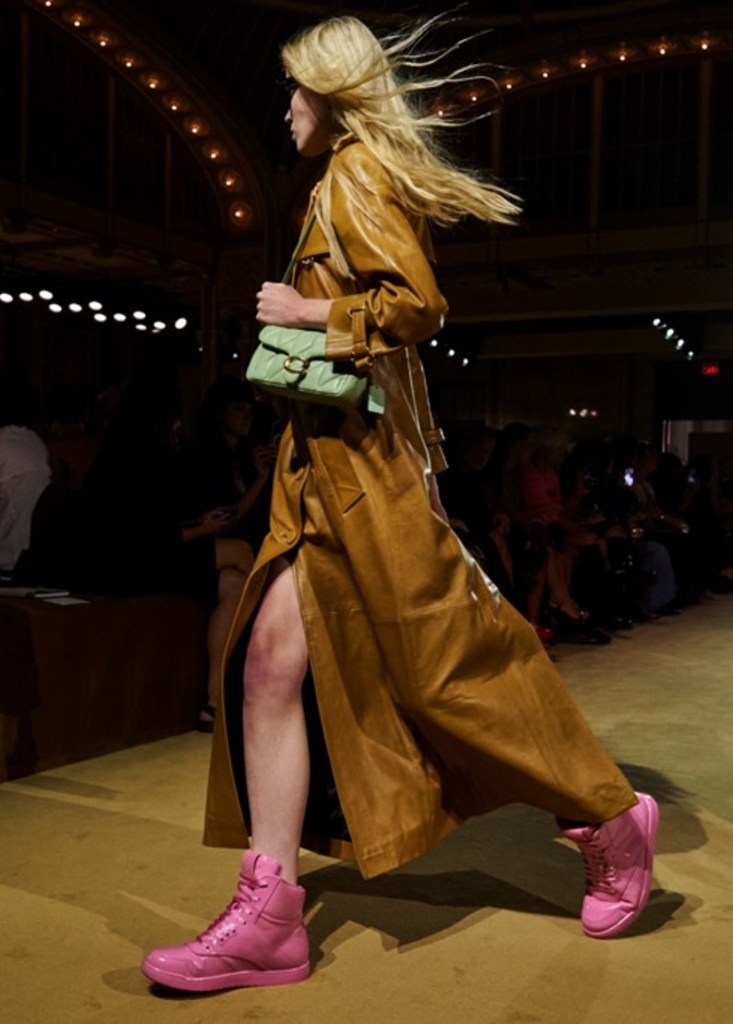 في أسبوع نيويورك للموضة.. نشهد عودة رمز كلاسيكي أخذَ أكثر من شكل