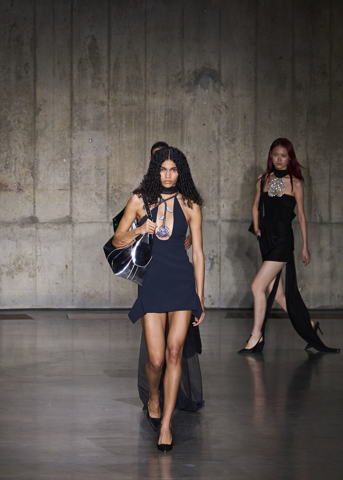 ديفيد كوما يأخذنا في نزهة بين حدائق الأزهار في مجموعته لربيع وصيف 2024 في لندن