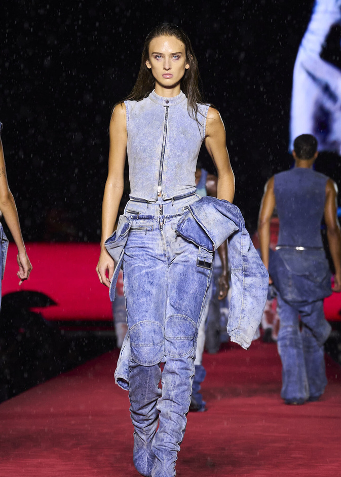 الأناقة الشبابية وأقمشة الجينز تحيي عرض Diesel لموسم ربيع وصيف 2024