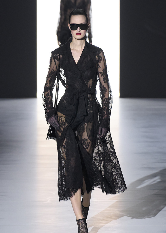 رمزية قماش الدانتيل بين القوة والهشاشة.. وبين الأنوثة والعصرية 