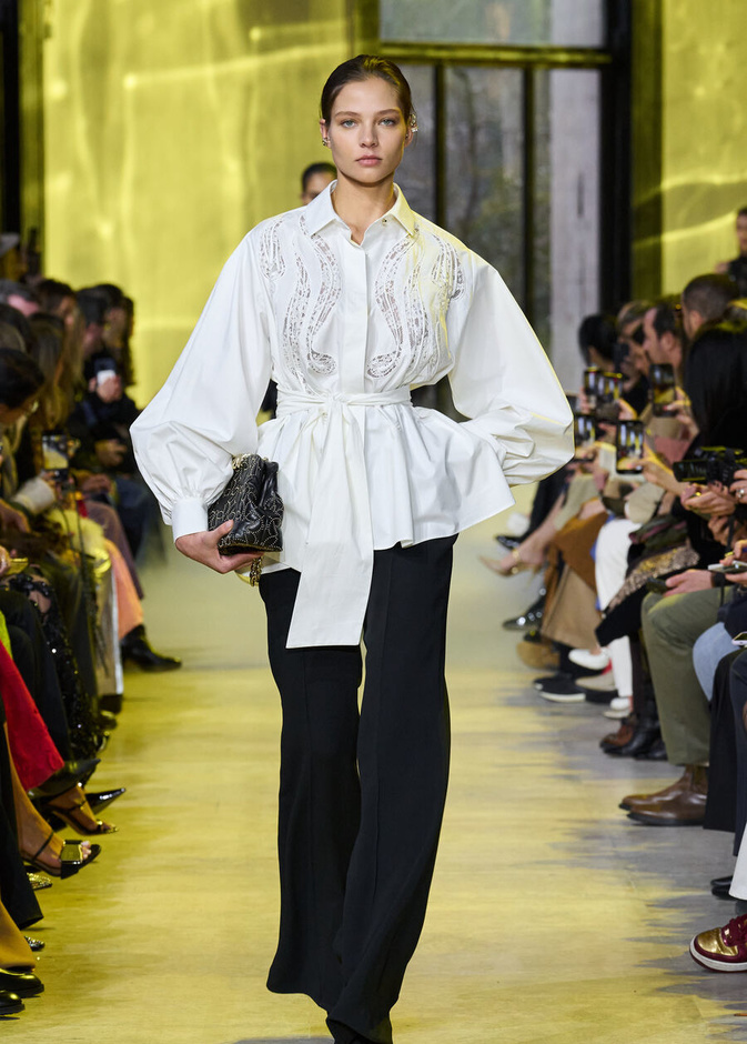 موضة القميص الأبيض والمحدد بالحزام