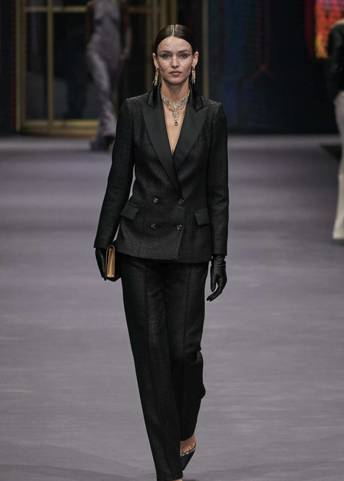 الأناقة والبساطة عنوانا إطلالة المرأة العاملة هذا الخريف