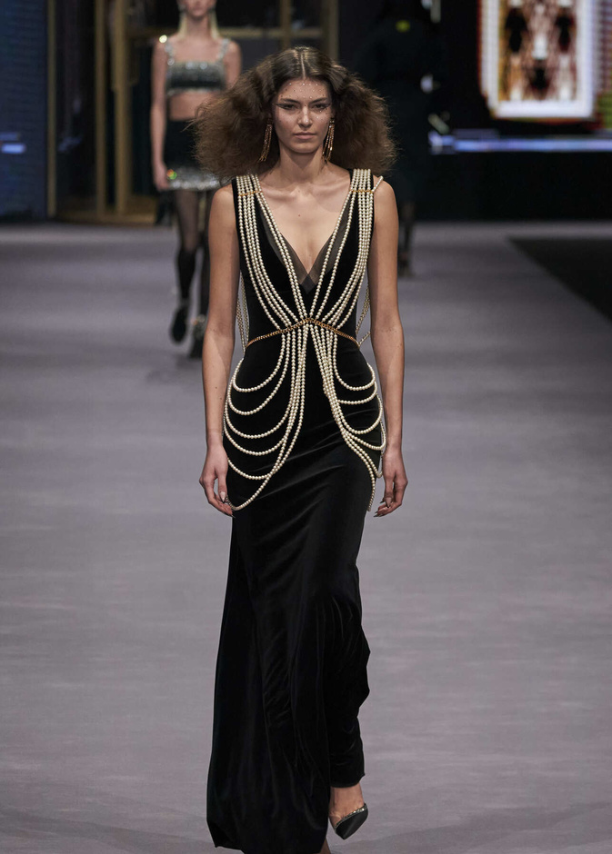 اللؤلؤ يندثر من كل مكان في عالم الموضة مع الملابس والأكسسوارات 