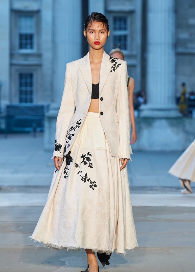 أبرز صيحات رصدناها لكِ من أسبوع الموضة في لندن لربيع وصيف 2024