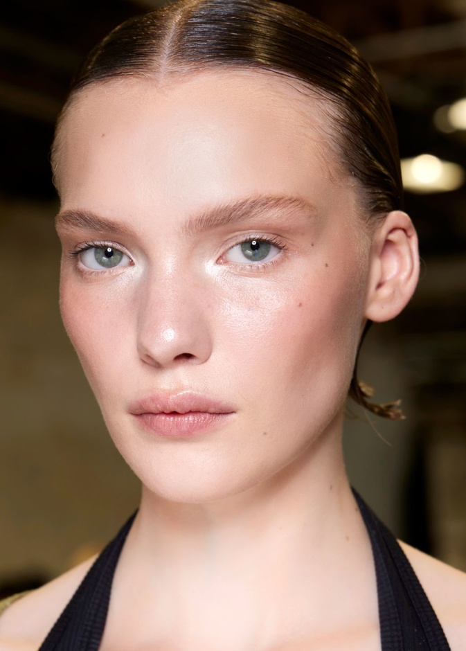 الإفراط في غسل الوجه... هل هو ضارّ؟