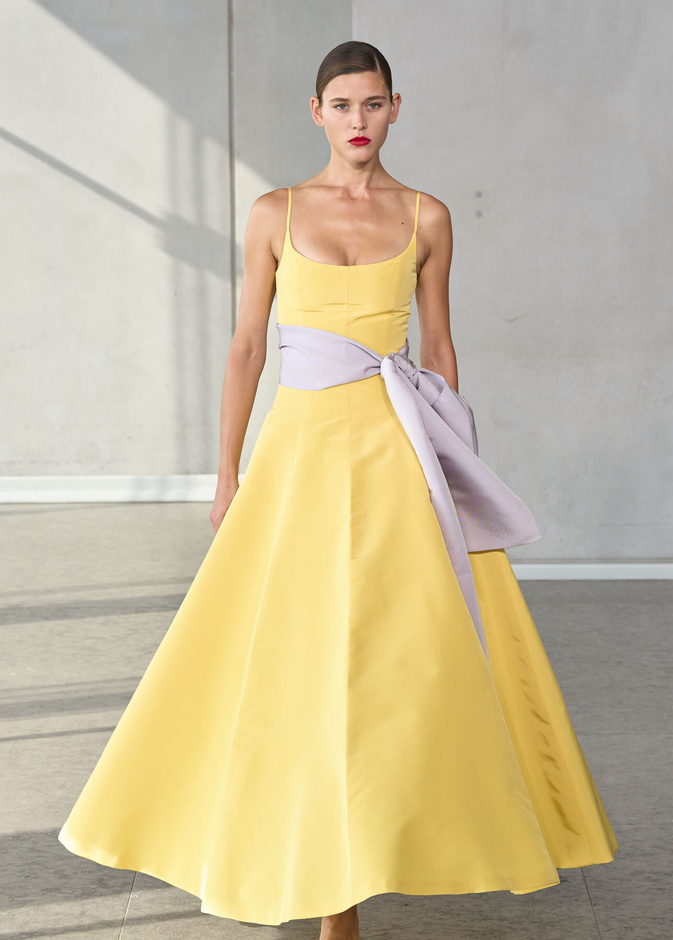 خليط من الأنوثة وتنوع في النقشات.. هذه هي مجموعة كارولينا هيريرا لربيع وصيف 2024