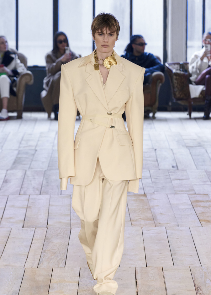 للأناقة والكلاسيكية عنوان واحد في الخريف.. موضة البليزر المزينة بالحزام