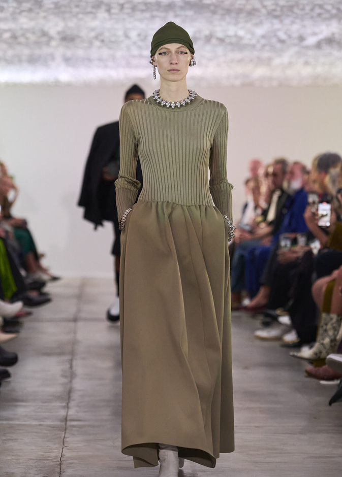 بساطة ودقة عالية في مجموعة Jil Sander لربيع وصيف 2024