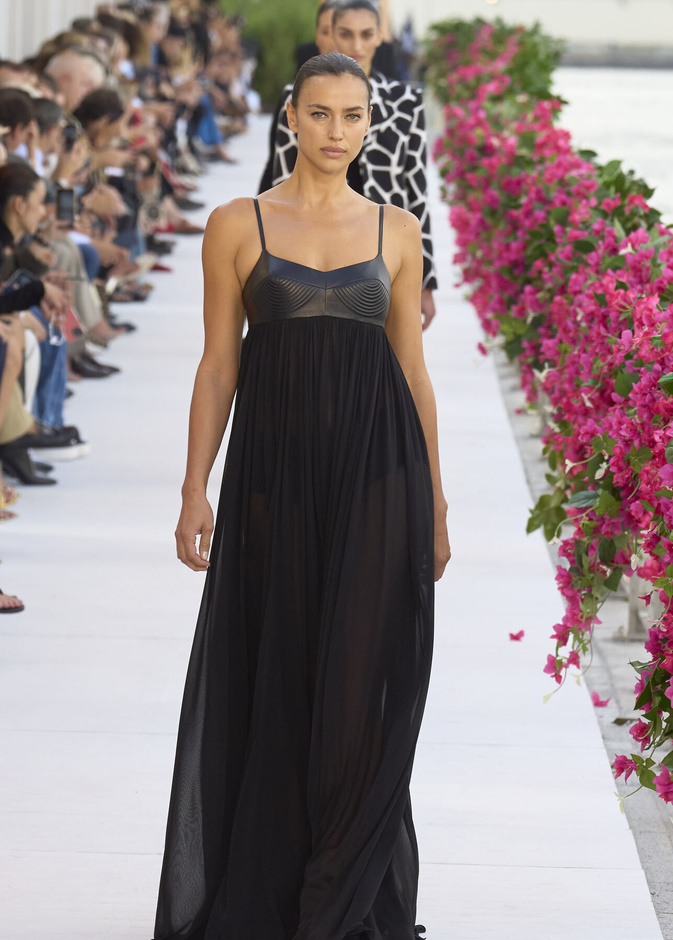 سحر الإجازة ورومانسية الهروب إلى السماء الزرقاء مع Michael Kors