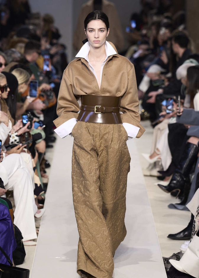 البناطيل الواسعة بألوانها الترابية بدقة في التفاصيل