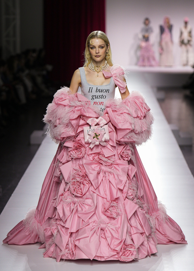 مجموعة Moschino لربيع وصيف 2024 في ميلانو