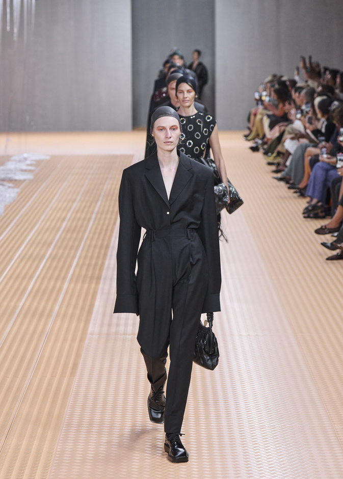 PRADA تحيي حقيبة من أرشيف الدار في مجموعة تحبس الأنفاس