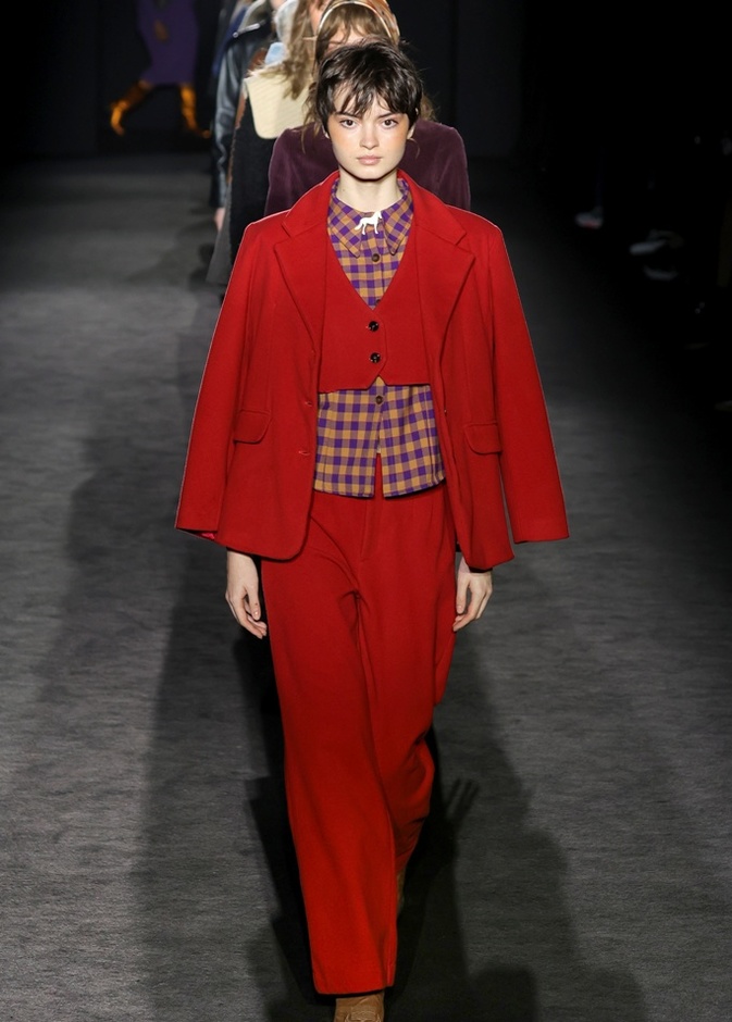 إنه ليس لون الحب فقط.. بل هو بطل الموسم هذا العام