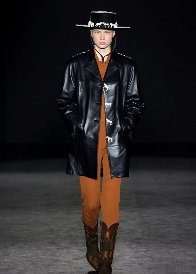 تصاميم جاكيت الجلد تعكس القوة والتمرد منذ القرن العشرين حتى اليوم