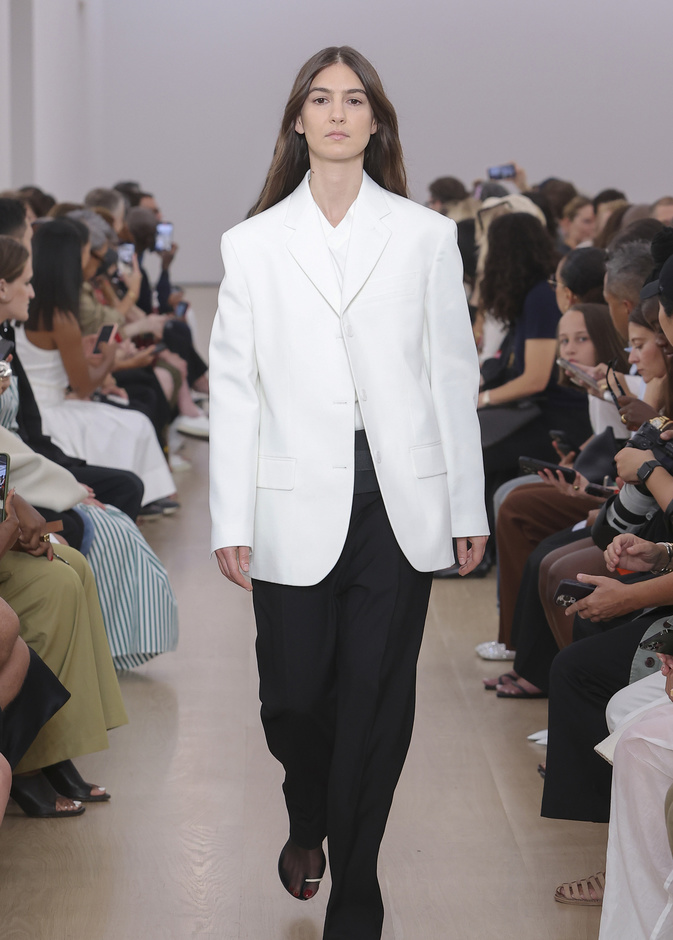 المونوكروم عنوان مجموعة Proenza Schouler لربيع وصيف 2024