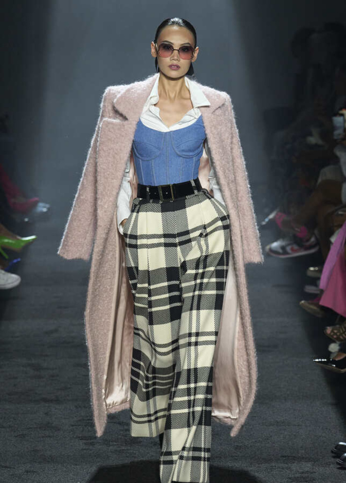 إطلالة من Sergio Hudson