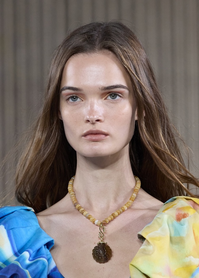 إليك هذه المعلومات المهمة قبل تجربة التقشير الكيميائي للبشرة في الخريف