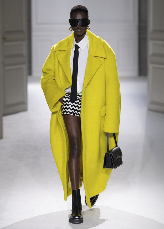 إطلالة من Valentino