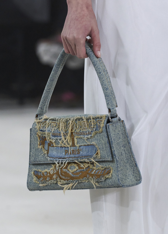 حقائب الجينز الكاجوال إختيارك الأساسي في إطلالات الخريف