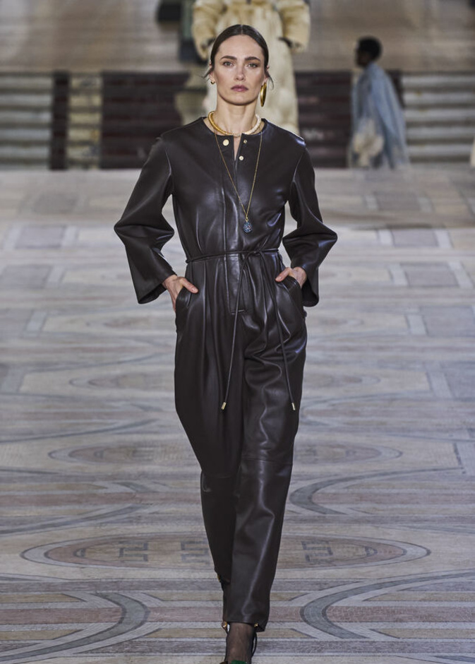 الجلد موضة خريف 2023.. تعرفي على أبرز التصاميم وأحدث التنسيقات