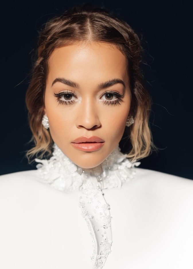 الأهداب الاصطناعية وحيل الحصول على تأثير "كونتورينغ الرموش" موضة خريف 2023