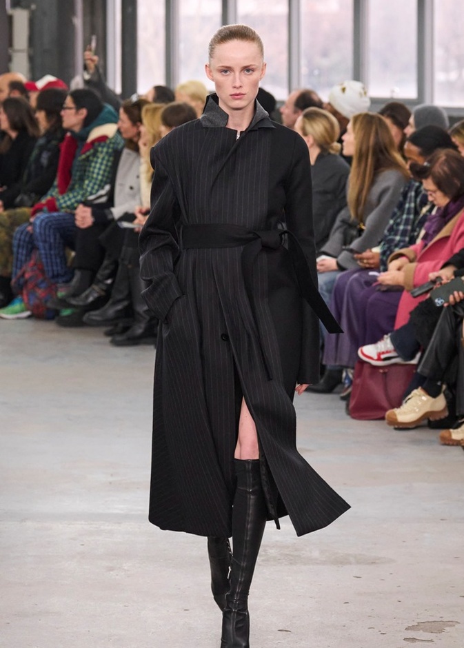 البوت فوق الركبة يتربع على عرش إطلالات خريف 2023