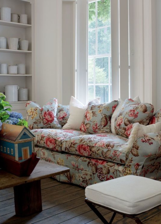 اختاري لون الأريكة بناء على لوحة ألوان الجدران وبقية قطع الأثاث