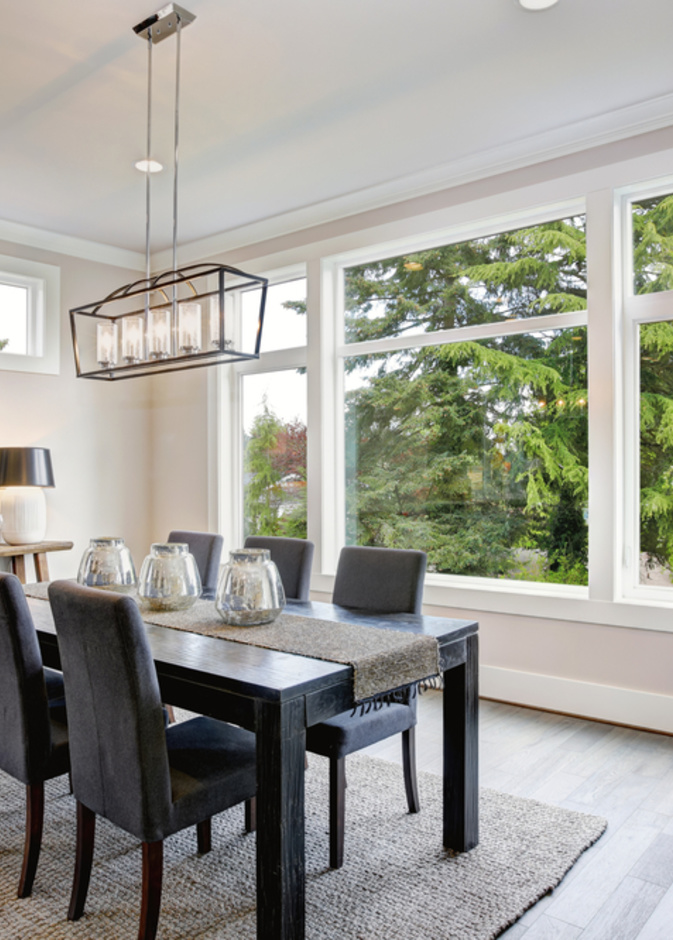 اختيار الشكل الصحيح لطاولة الطعام يضمن بأن تبدو مائدتك الجديدة جميلة الشكل في حجرتك