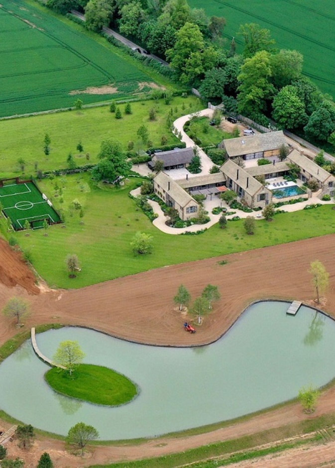 اشتريا الزوجان فيكتوريا وديفيد بيكهام العقار بمبلغ 6.15 مليون جنيه إسترليني في ديسمبر 2016