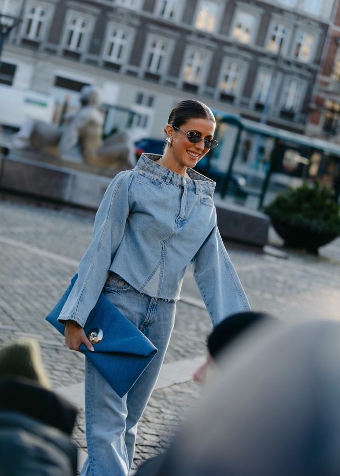 تنسيق القميص الجينز من إطلالات التسريت ستايل