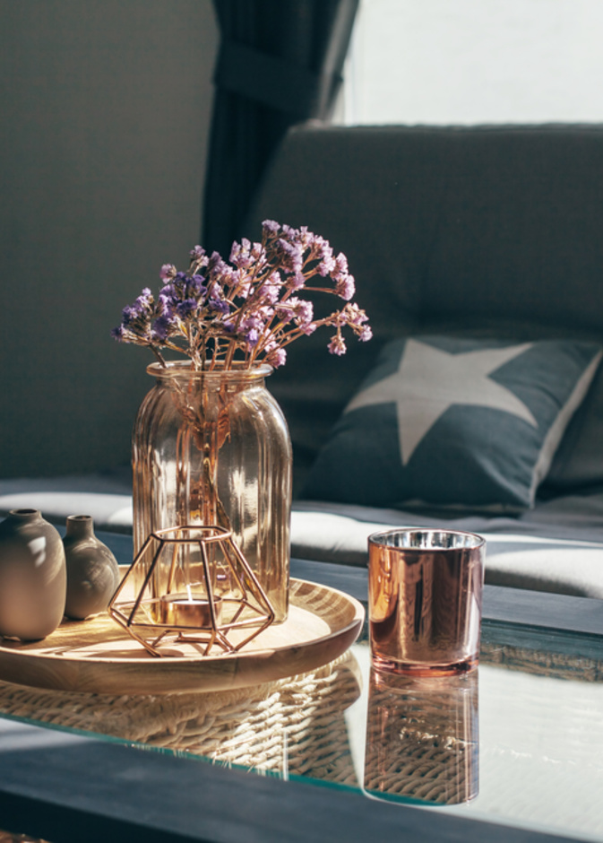 توفر الصواني المزخرفة ترتيب وبنية للديكورات وعناصر التزيين الأصغر