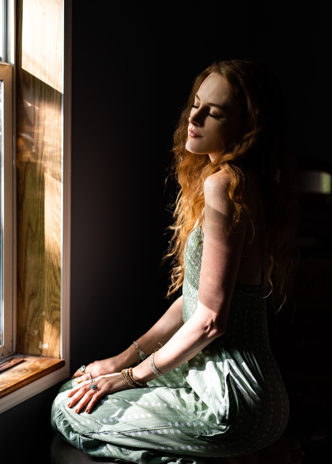 صفات المرأة الإنطوائية مفاتيح سحرية لنجاحها وليس العكس... كيف ذلك؟