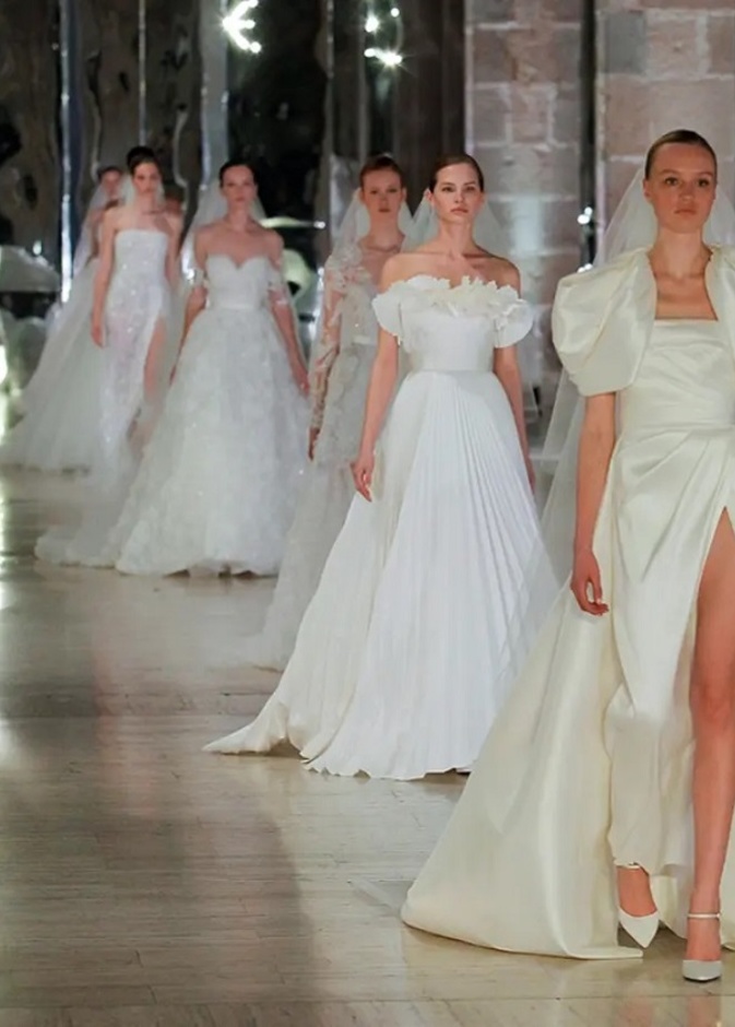 صيحات فساتين زفاف من أسبوع الموضة العرائسي في برشلونه@eliesaab